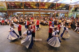 Não dá para escrever sobre Oktoberfest no seu blog e-commerce sem comentar também as danças, os trajes e as cervejas