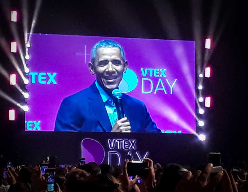 Barack Obama beim VTEX DAY: 10 Menschen kamen persönlich im Auditorium und weitere 5 auf einer großen Leinwand in der Ausstellungshalle