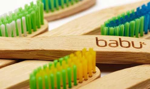 Babu vende produtos de bambu ecologicamente sustentáveis