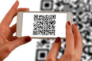 Consumidor só precisa apontar o celular para o código, escolher carteira digital e confirmar senha para pagar