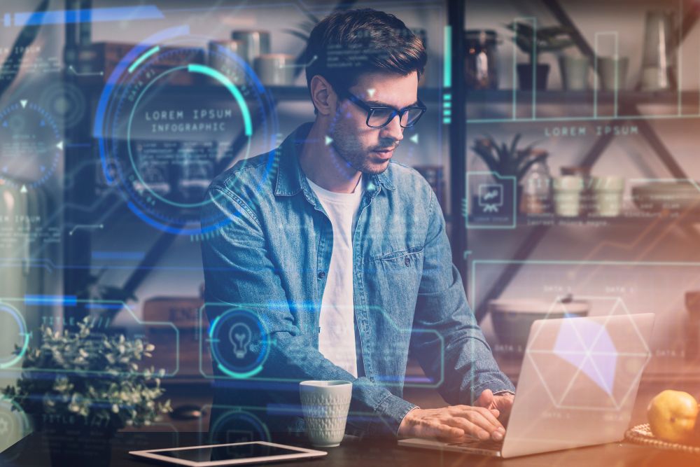 e-goi no e-commerce Homem trabalhando em um notebook com elementos gráficos digitais sobrepostos, representando tecnologia e automação, ilustrando o uso da E-goi no e-commerce para otimizar estratégias de marketing multicanal.