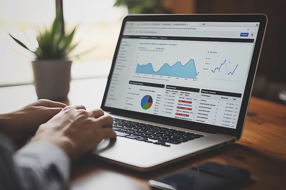 remarketing no e-commerce Pessoa analisando gráficos de desempenho em uma tela de computador, com foco em estratégias de remarketing no e-commerce.