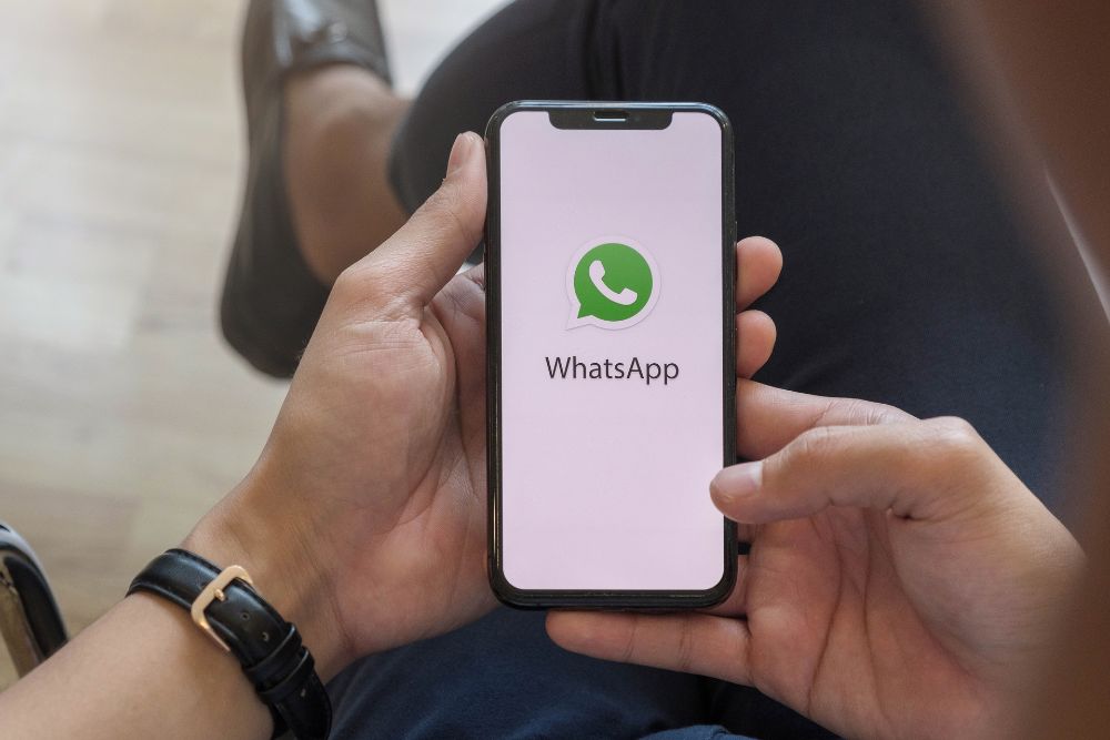 WhatsApp no e-commerce Tela de um smartphone exibindo o aplicativo WhatsApp, destacando a importância do whatsapp no e-commerce.