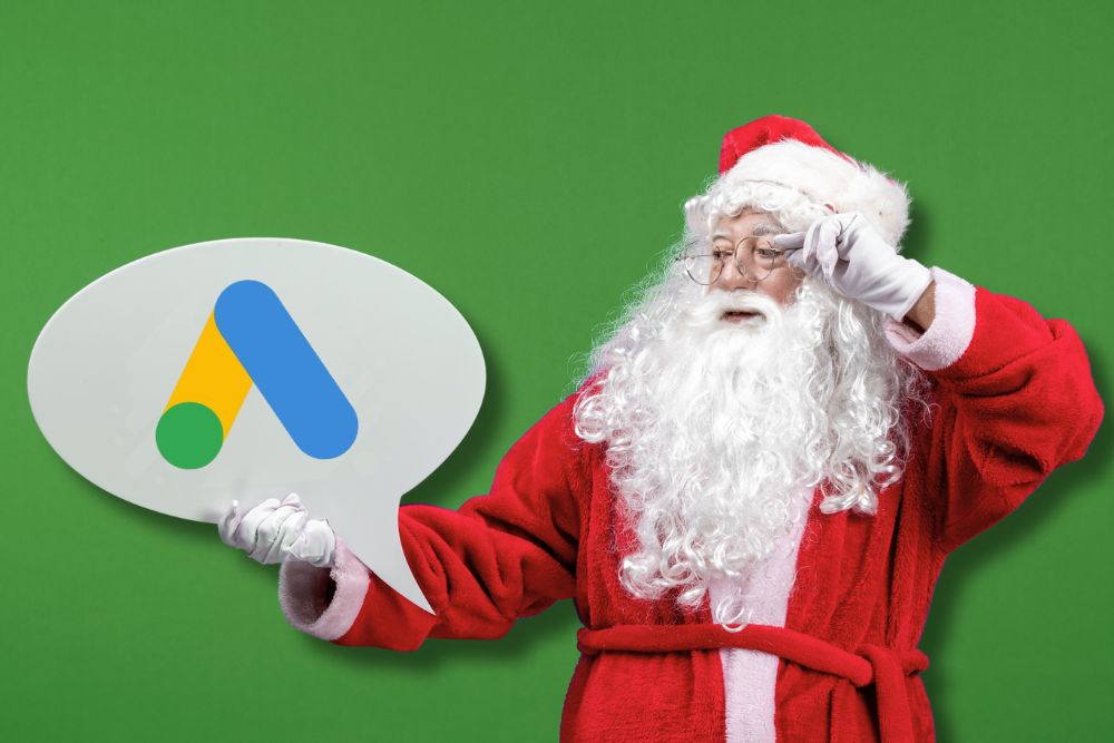 rede de display do google Papai Noel segurando uma nuvem de fala com o logo do Google Ads dentro, simbolizando as campanhas de marketing de fim de ano com a rede de display do google.