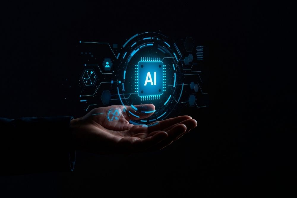 agentic ai Mão estendida segurando um holograma futurista de um chip de inteligência artificial, simbolizando a tecnologia de Agentic AI.