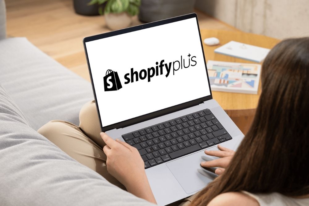Shopify Plus Pessoa acessando loja virtual em notebook com a plataforma Shopify Plus na tela