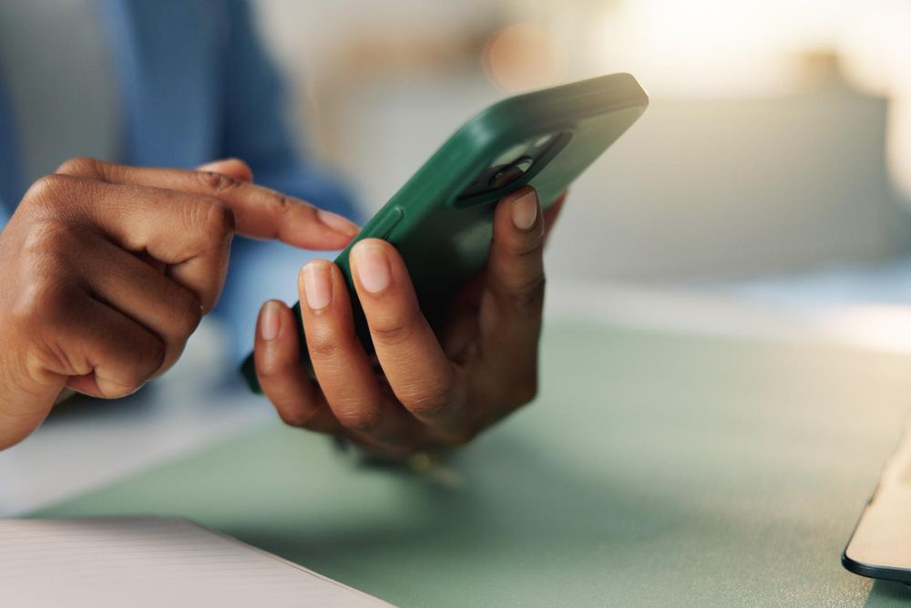 chat commerce Pessoa usando chat commerce no WhatsApp para comprar pelo celular