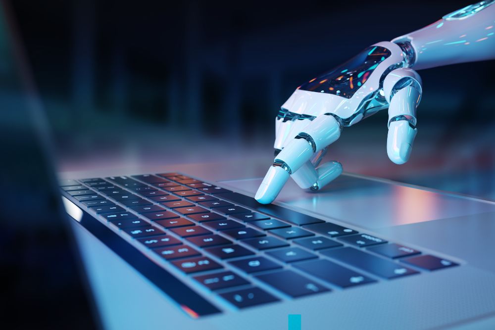 Comércio agêntico: mão robótica de IA digitando no teclado de um notebook para concluir uma compra online
