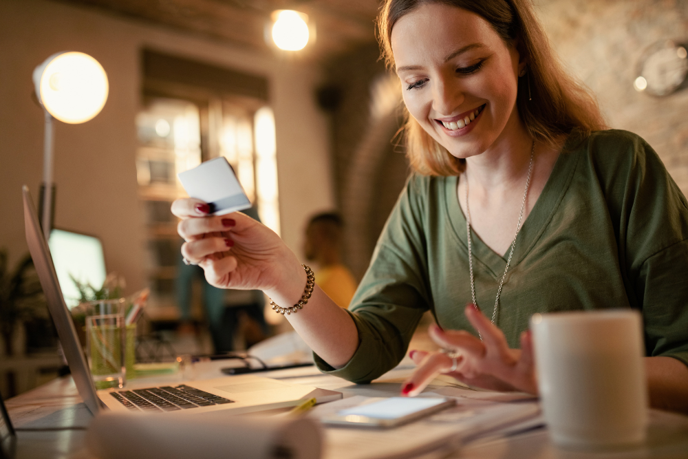 Cliente usando app de programas de fidelidade com pontos e cashback na tela do celular