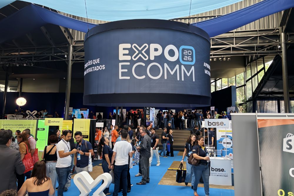 Público circula pela área de expositores da ExpoEcomm Franca 2026, sob a estrutura circular azul com o logotipo do evento