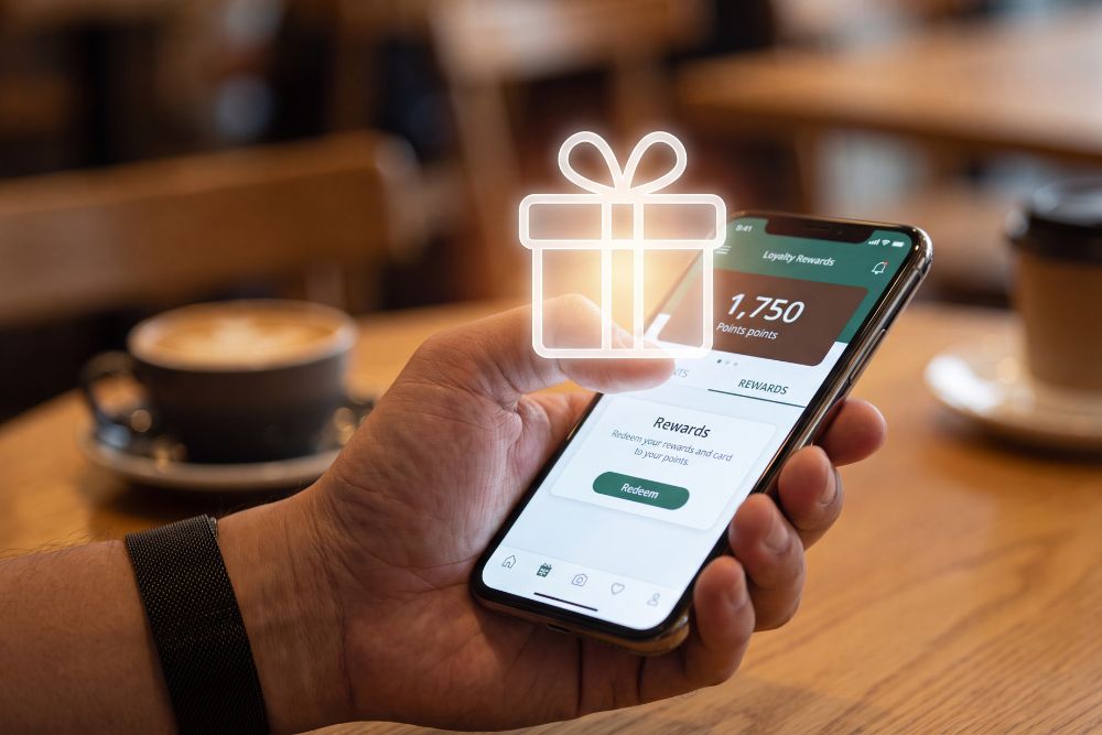 Consumidor acessando programas de fidelidade pelo celular com pontos e ofertas personalizadas na tela
